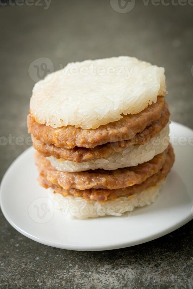 porc grillé maison avec burger de riz gluant photo