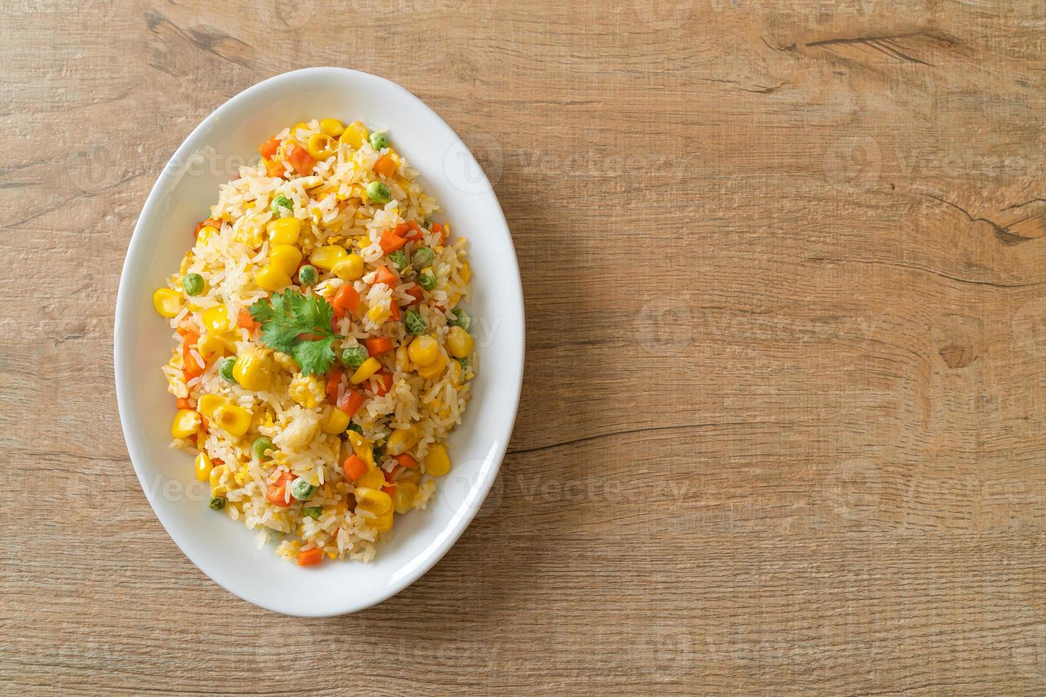 riz frit maison avec légumes mélangés de carotte, pois de haricot vert, maïs et œuf photo