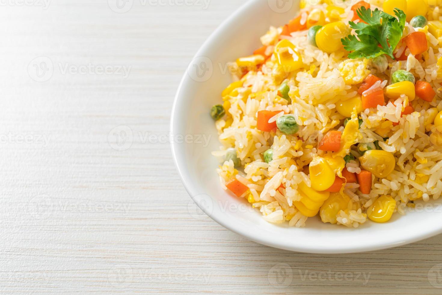 riz frit maison avec légumes mélangés de carotte, pois de haricot vert, maïs et œuf photo