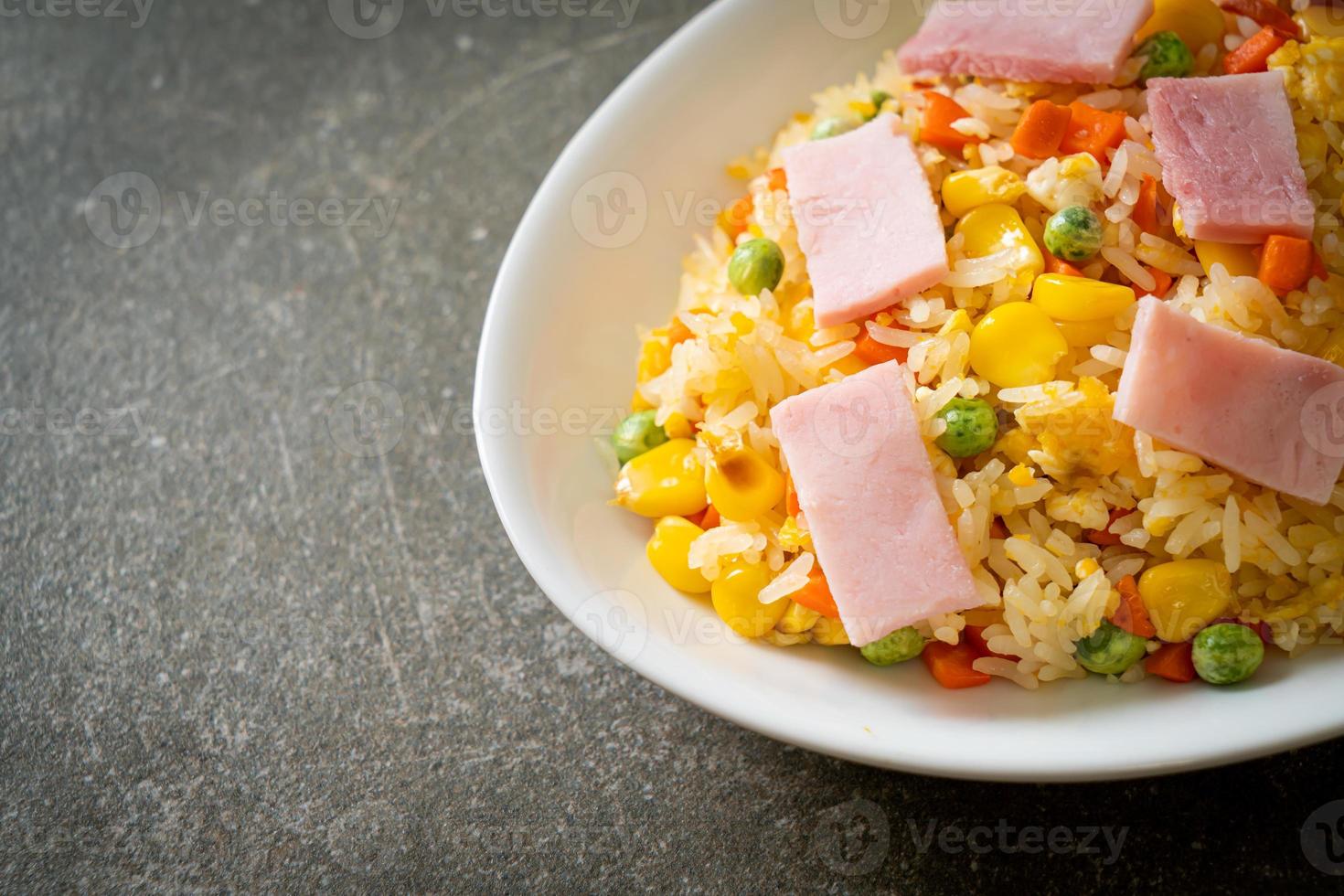 riz frit maison avec jambon et légumes mélangés de carotte, pois de haricot vert et maïs photo