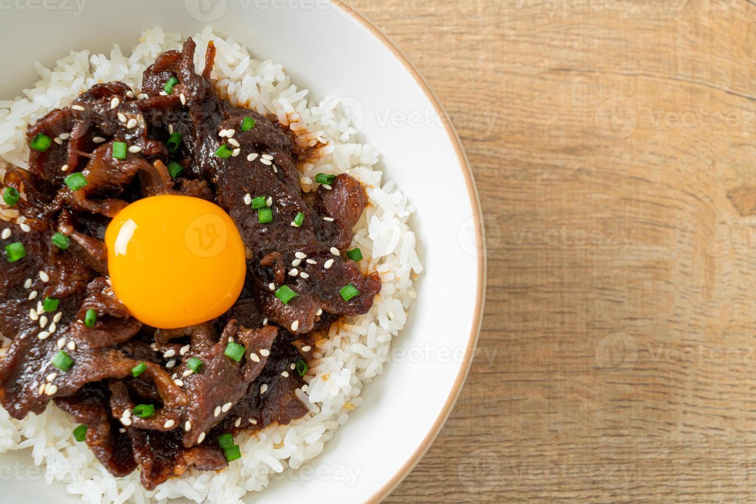 riz au porc au soja ou donburi de porc japonais photo