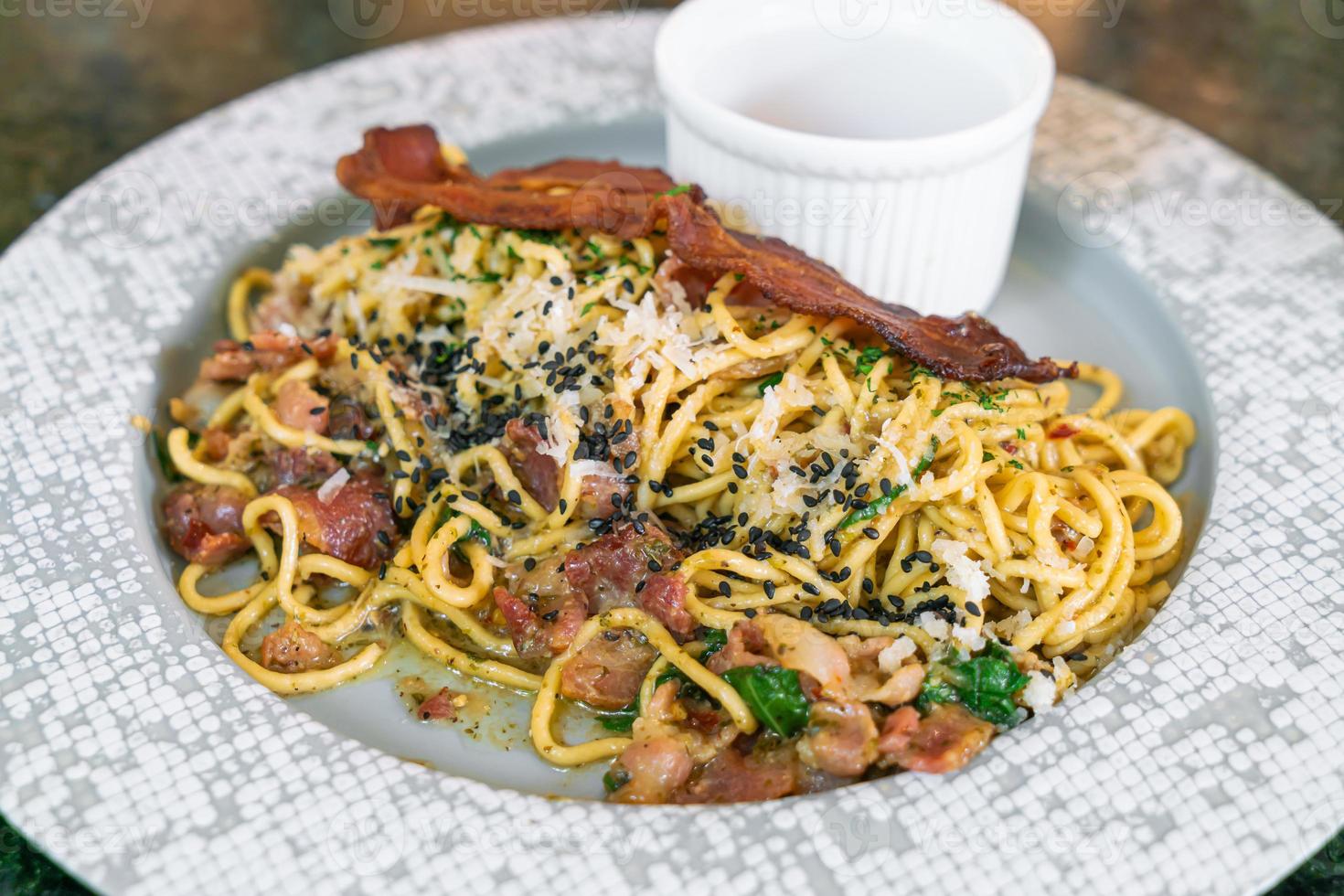 spaghetti aglio e olio au bacon - spaghettis sautés à l'ail, huile d'olive, persil, fromage parmigiano-reggiano mélangés et bacon photo