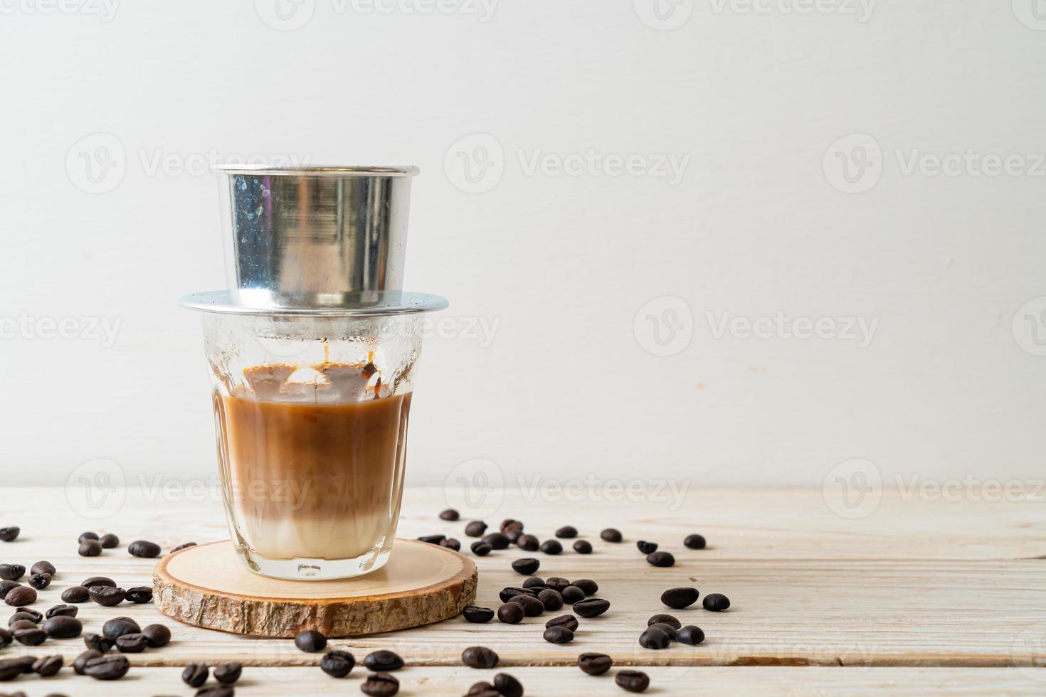 café au lait chaud dégoulinant dans le style vietnamien photo