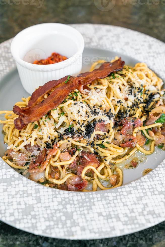 spaghetti aglio e olio au bacon - spaghettis sautés à l'ail, huile d'olive, persil, fromage parmigiano-reggiano mélangés et bacon photo