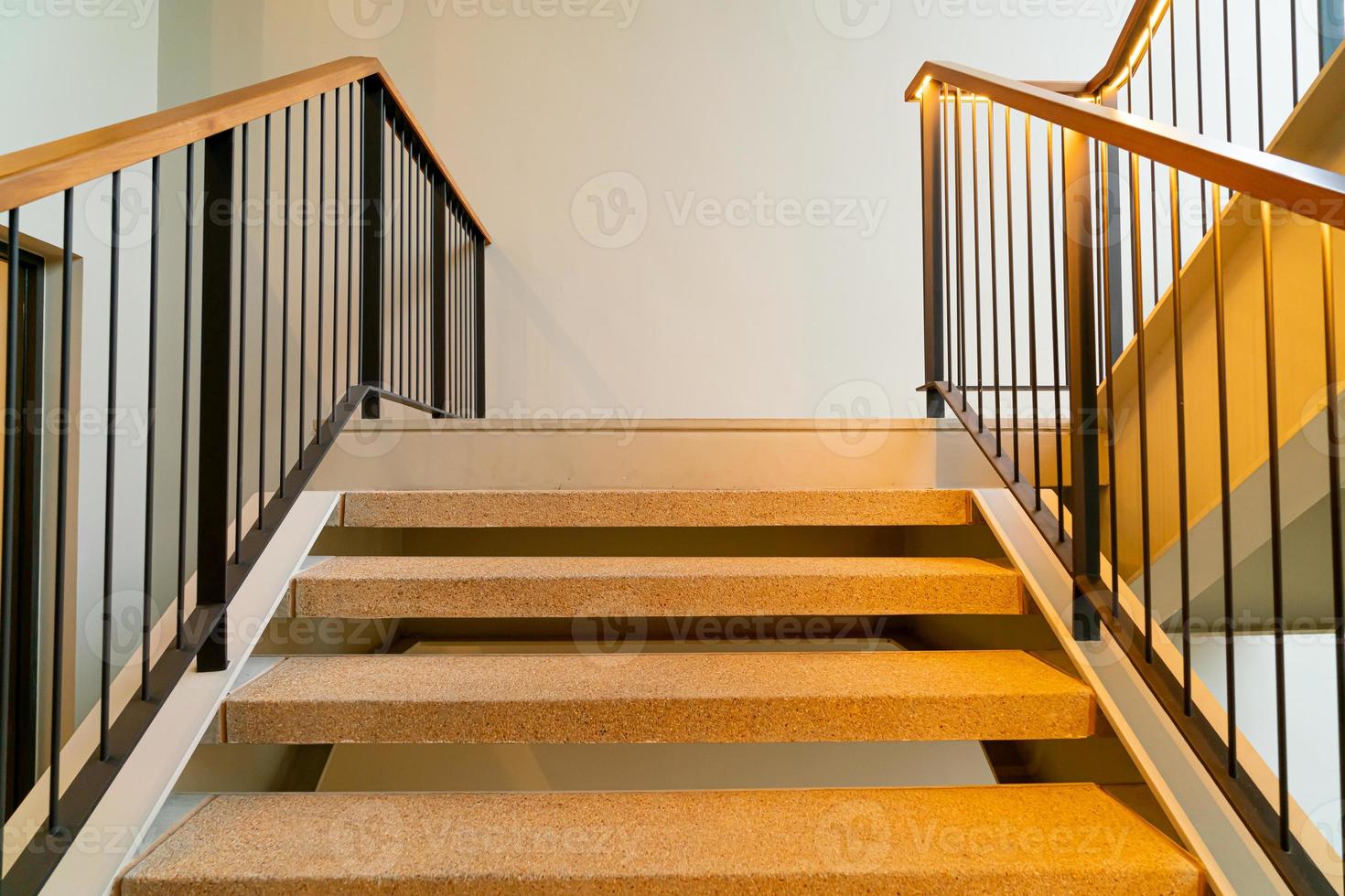 vide belle marche d'escalier avec éclairage photo