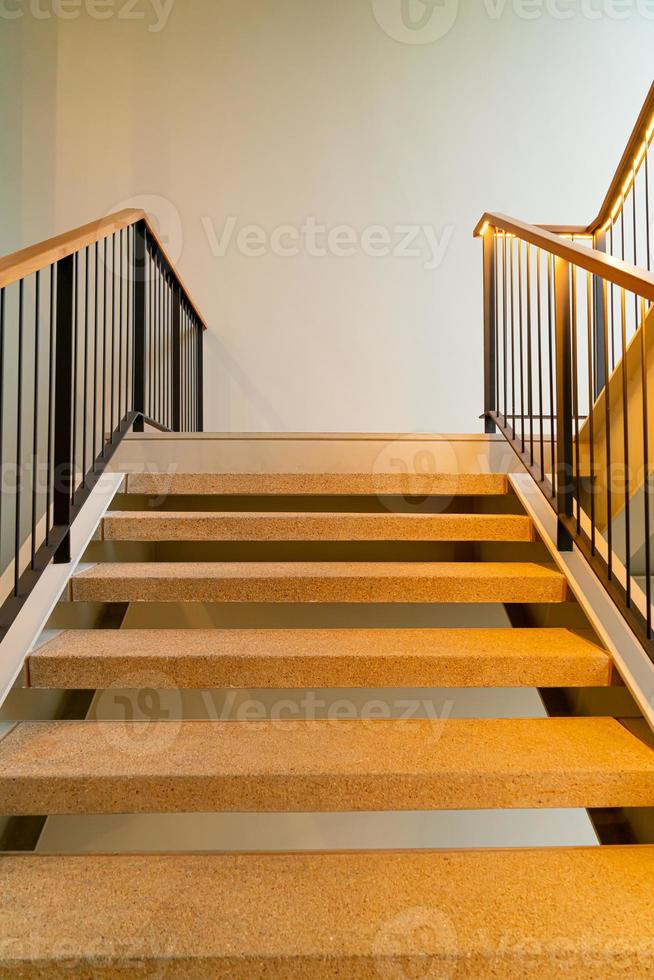 vide belle marche d'escalier avec éclairage photo