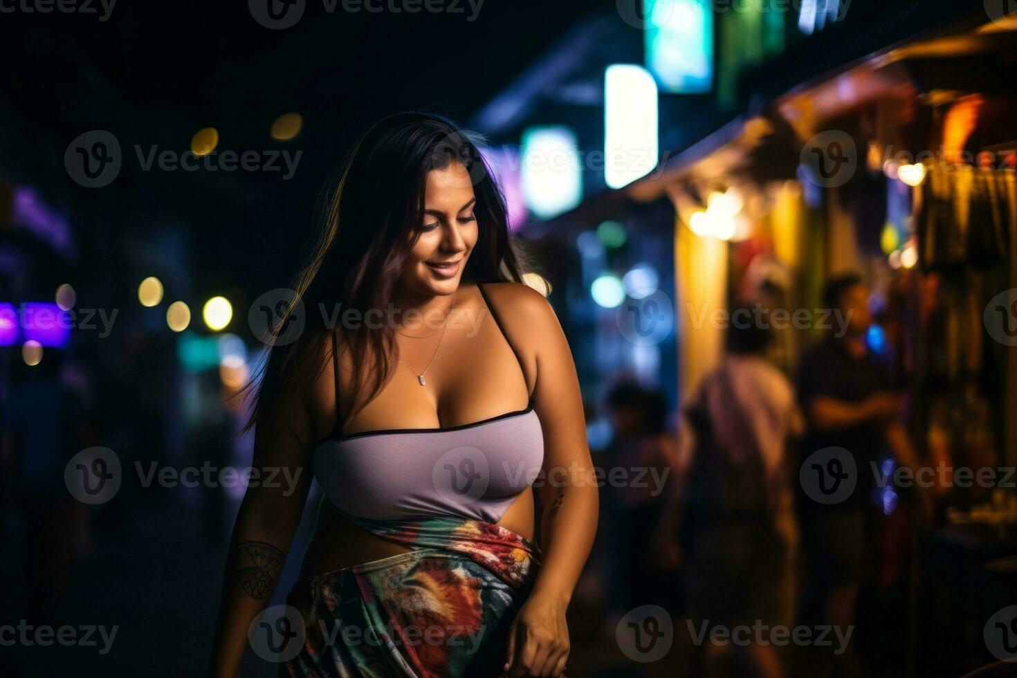 femme en marchant en toute confiance par le vibrant néon allumé des rues ai génératif photo