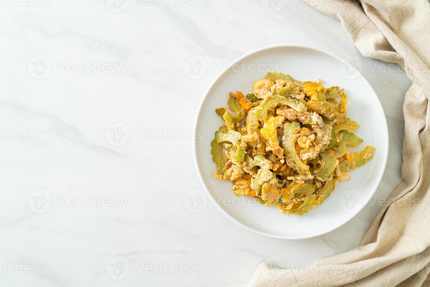 courge amère sautée avec oeuf photo