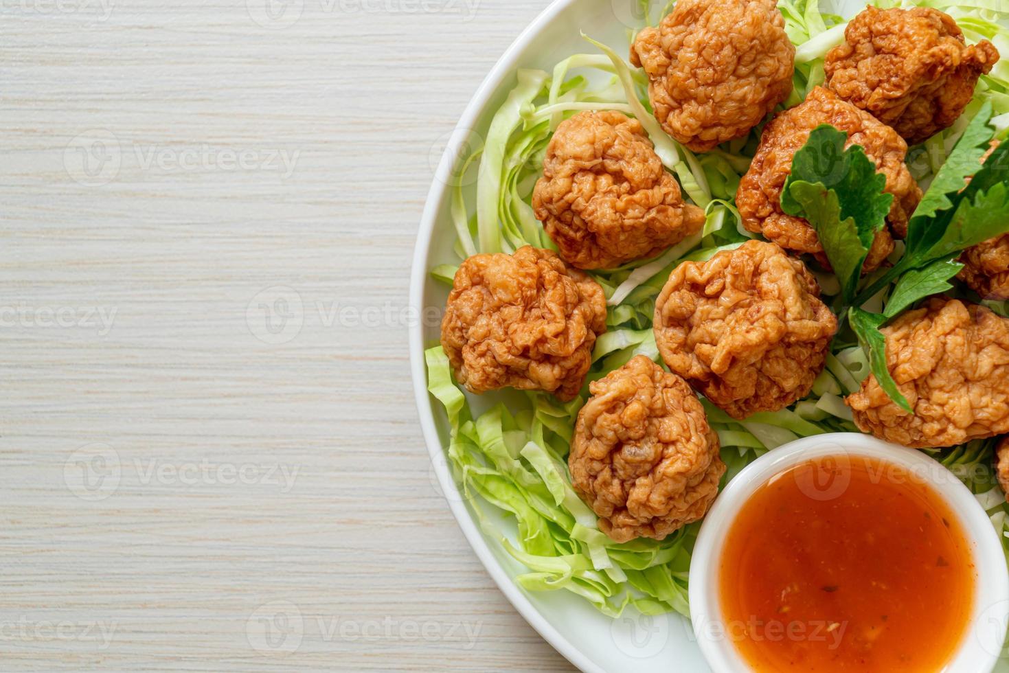 boulettes de crevettes bouillies avec sauce épicée photo