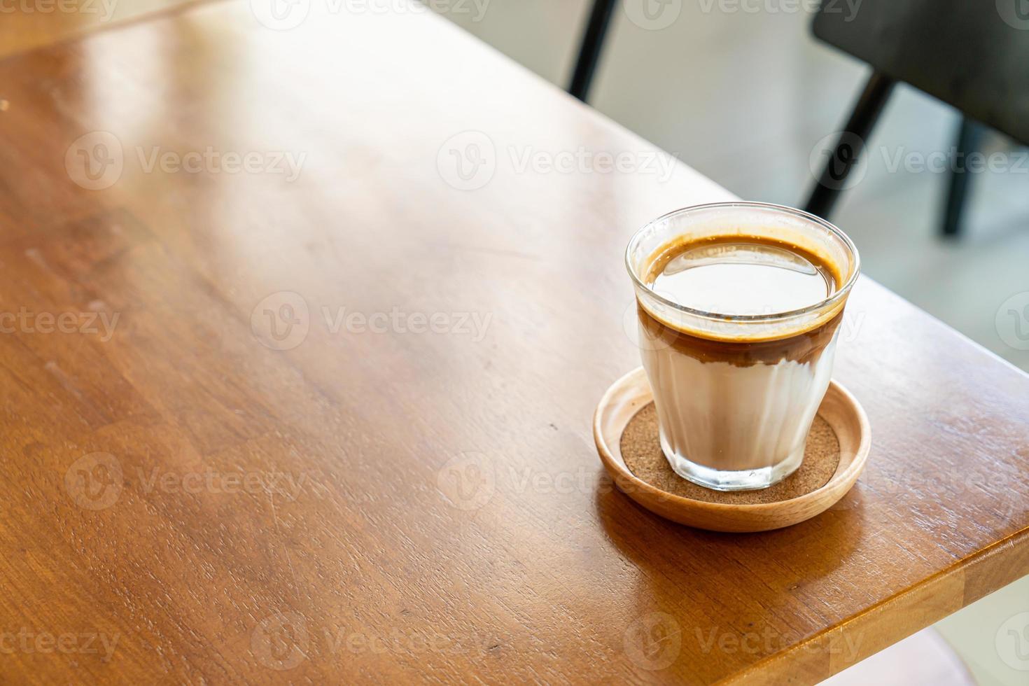 café sale - un verre d'espresso mélangé avec du lait frais froid photo