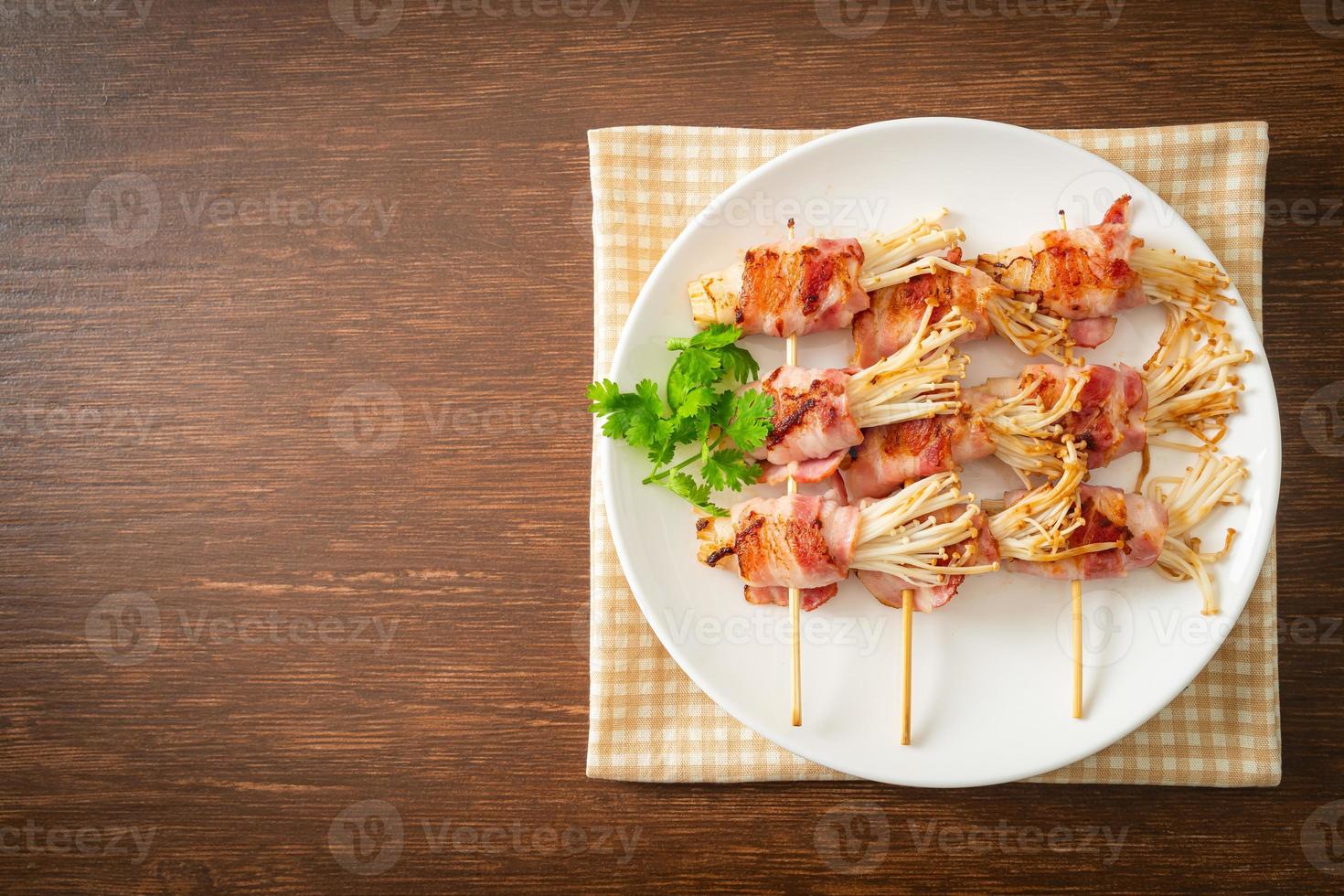champignon aiguille doré enveloppé de bacon photo