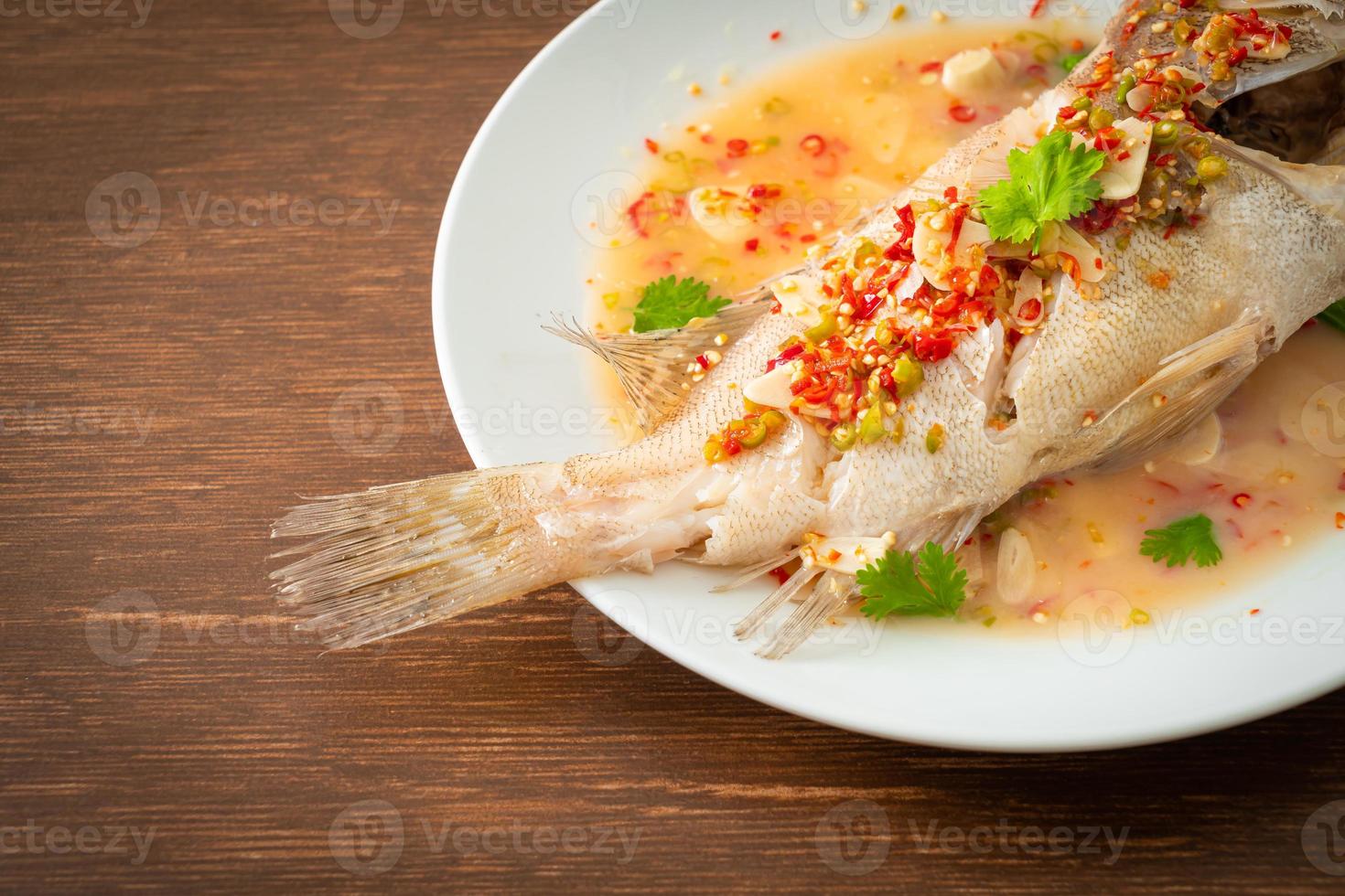 poisson de mérou cuit à la vapeur avec citron vert et piments photo