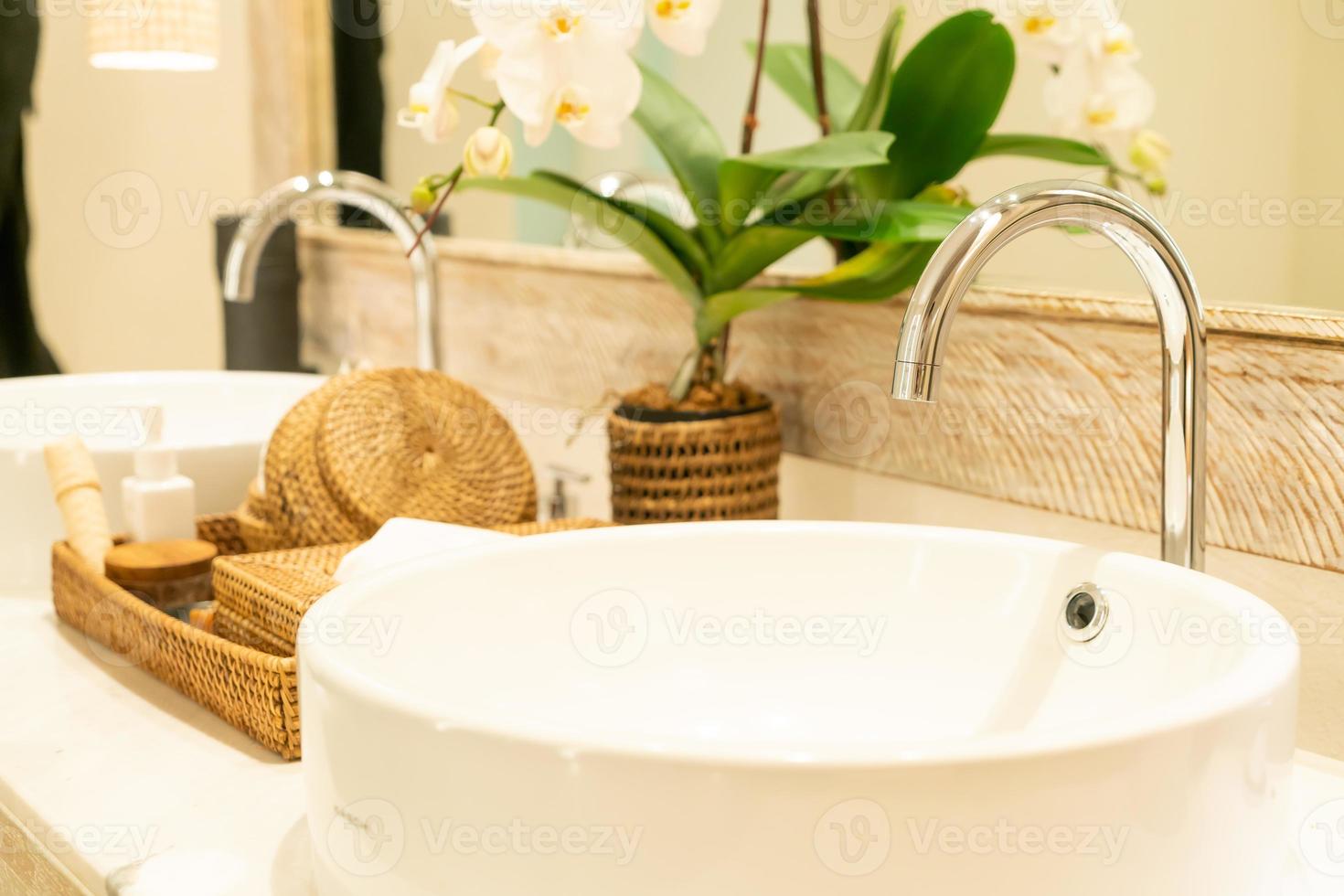 robinet d'eau dans la salle de bain photo