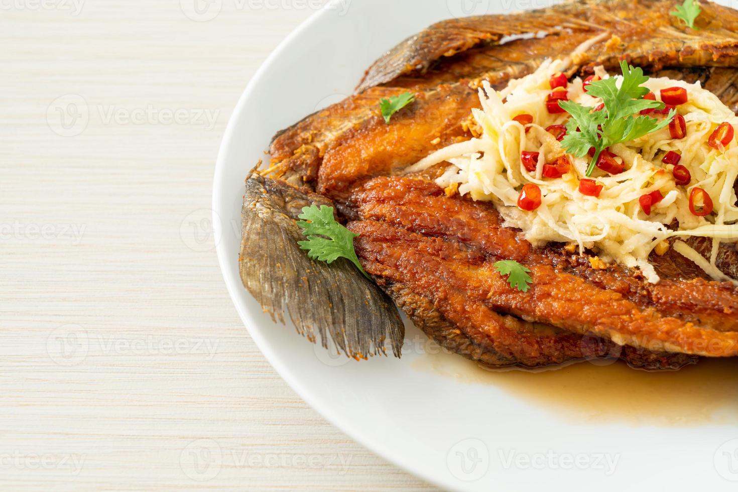 poisson de bar frit avec sauce de poisson et salade épicée photo