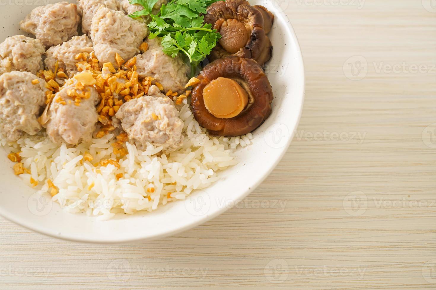 bouillie de riz séché avec bol de porc bouilli photo