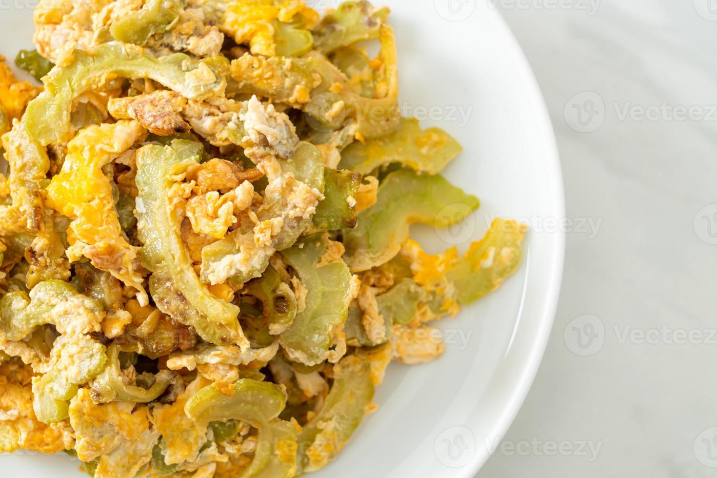 courge amère sautée avec oeuf photo