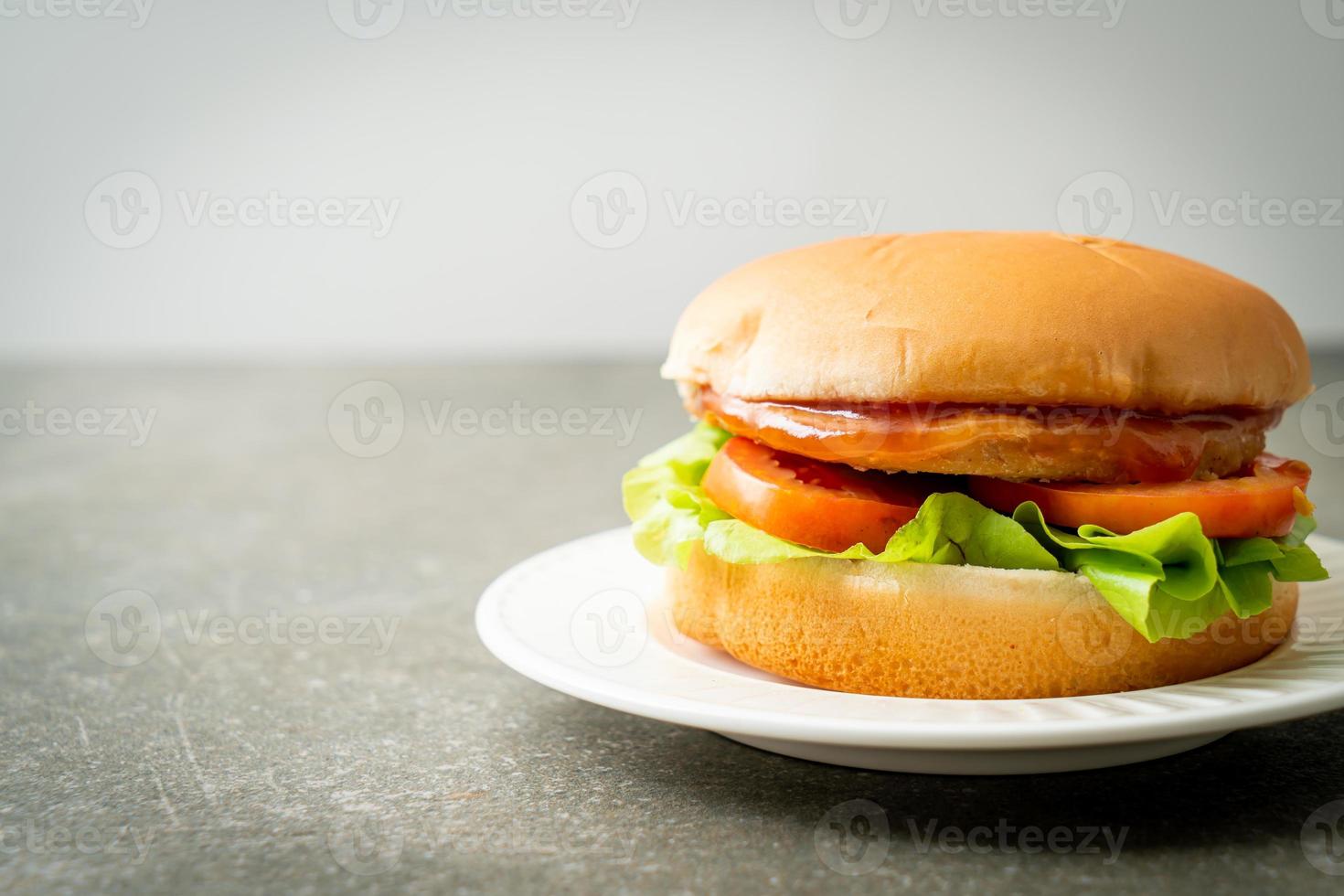 burger de poulet avec sauce sur plaque blanche photo