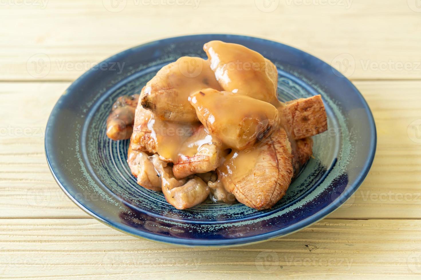 bananes grillées avec sauce caramel à la noix de coco sur assiette photo