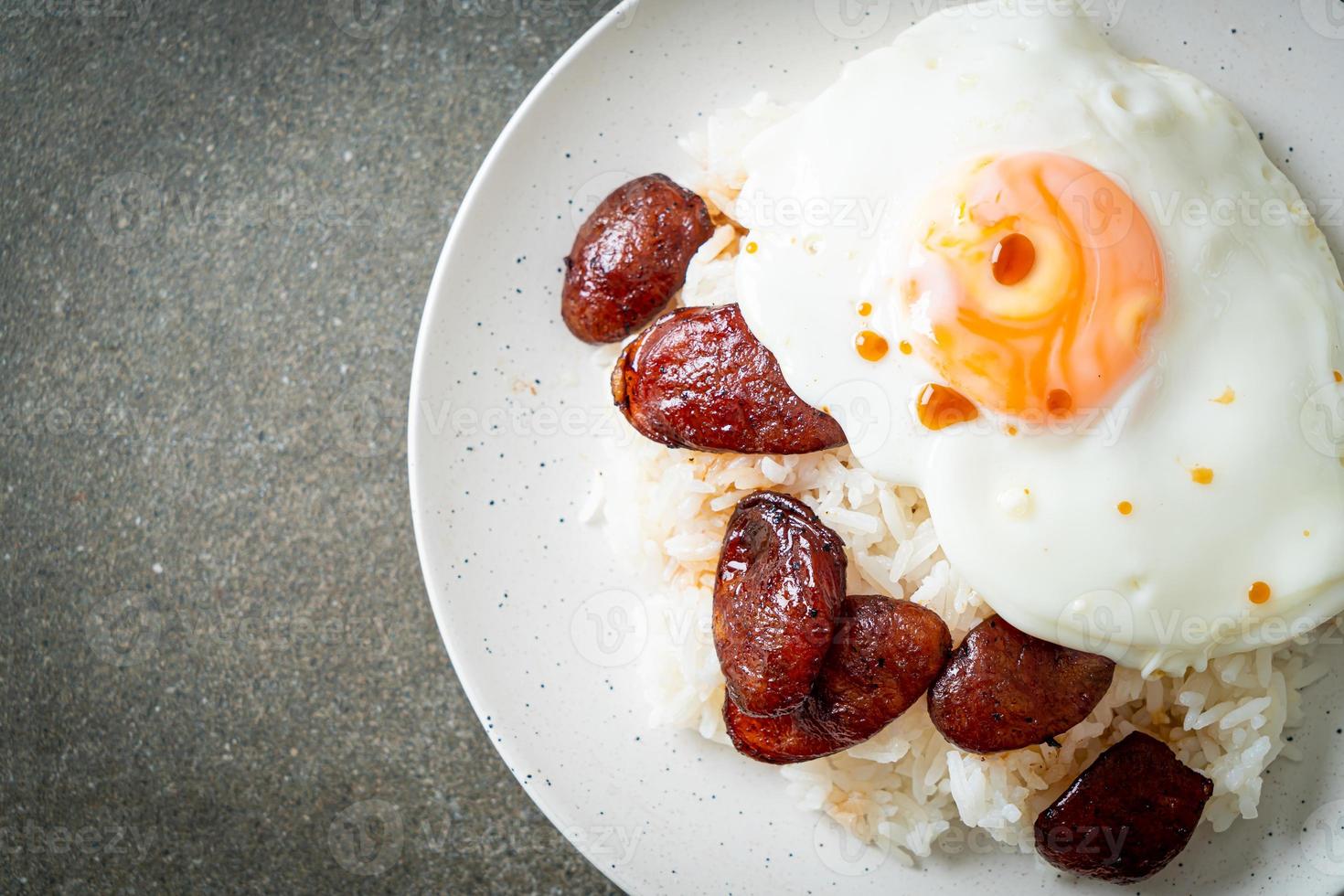 riz avec oeuf au plat et saucisse chinoise - cuisine maison de style asiatique photo