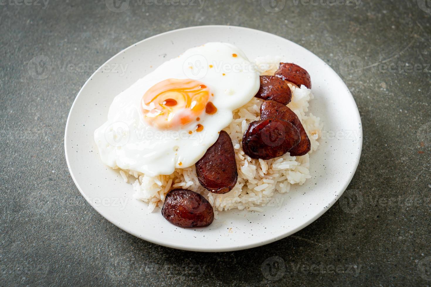 riz avec oeuf au plat et saucisse chinoise - cuisine maison de style asiatique photo