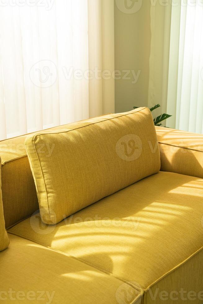 canapé moutarde doré vide dans le salon photo