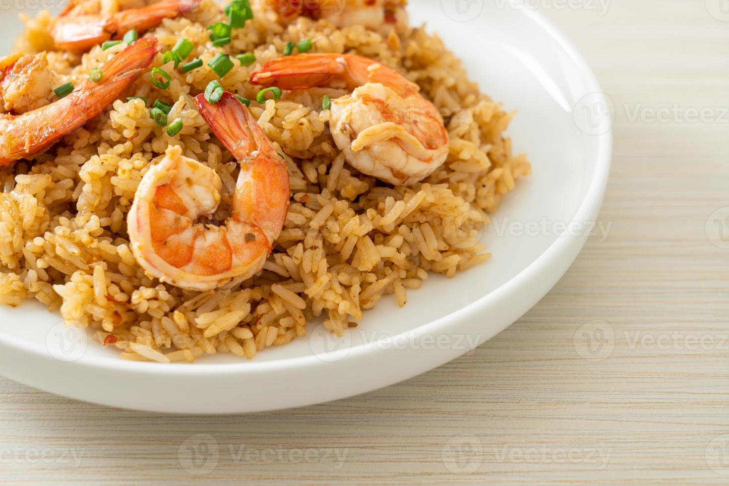 riz frit à l'ail avec crevettes ou crevettes photo