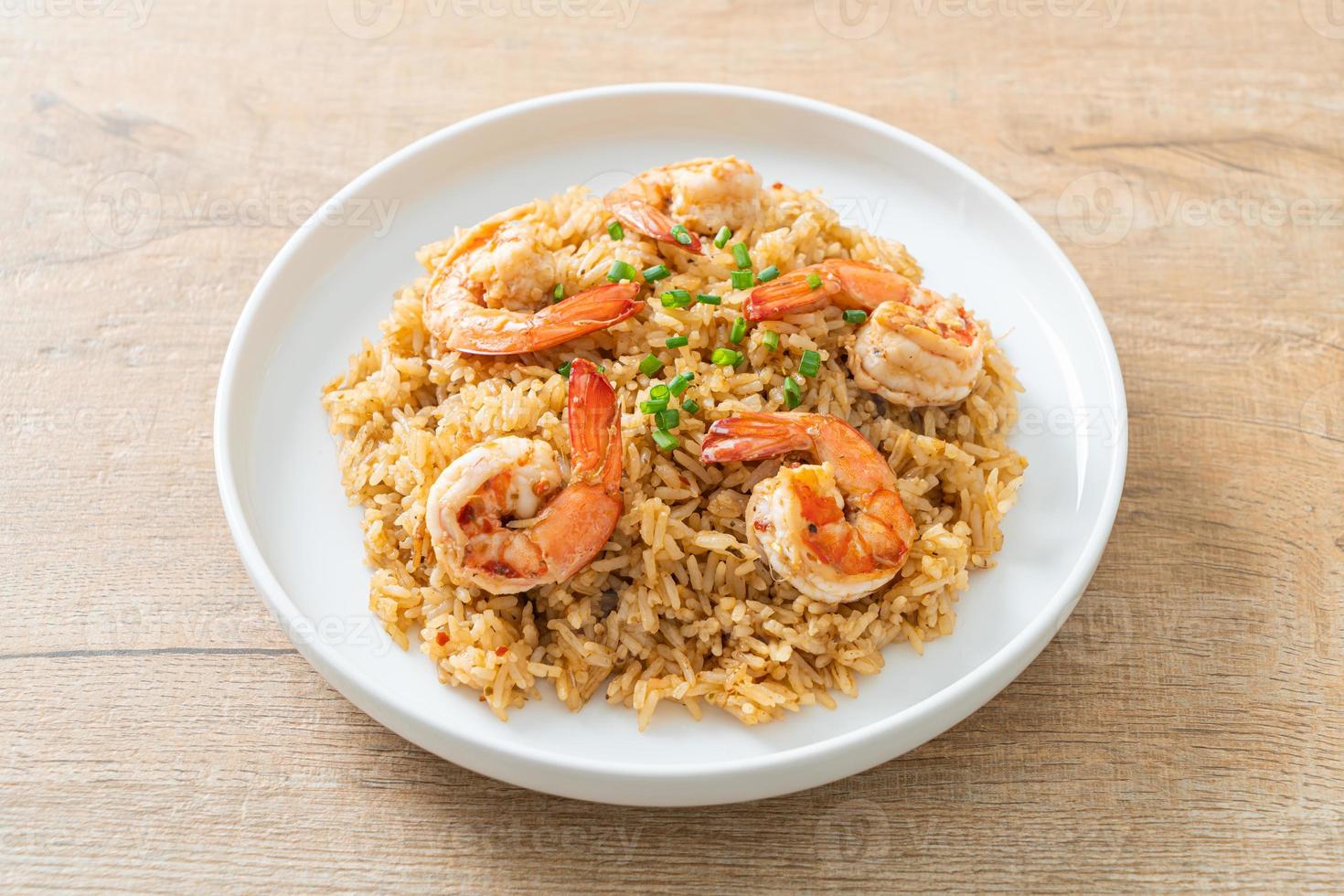 riz frit à l'ail avec crevettes ou crevettes photo