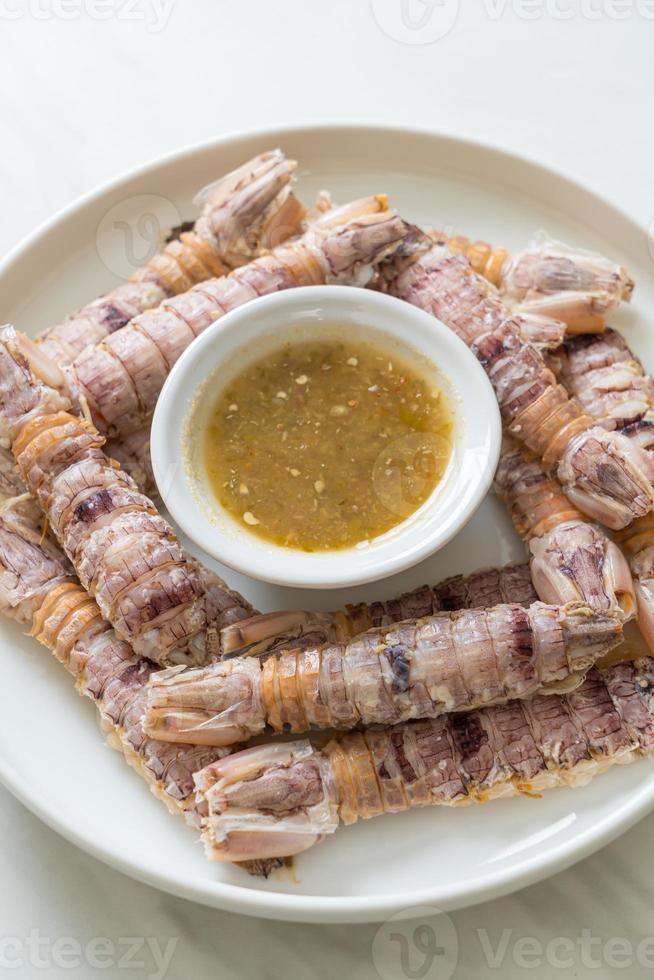 écrevisses cuites à la vapeur ou crevettes mantis ou stomatopodes avec sauce épicée aux fruits de mer photo