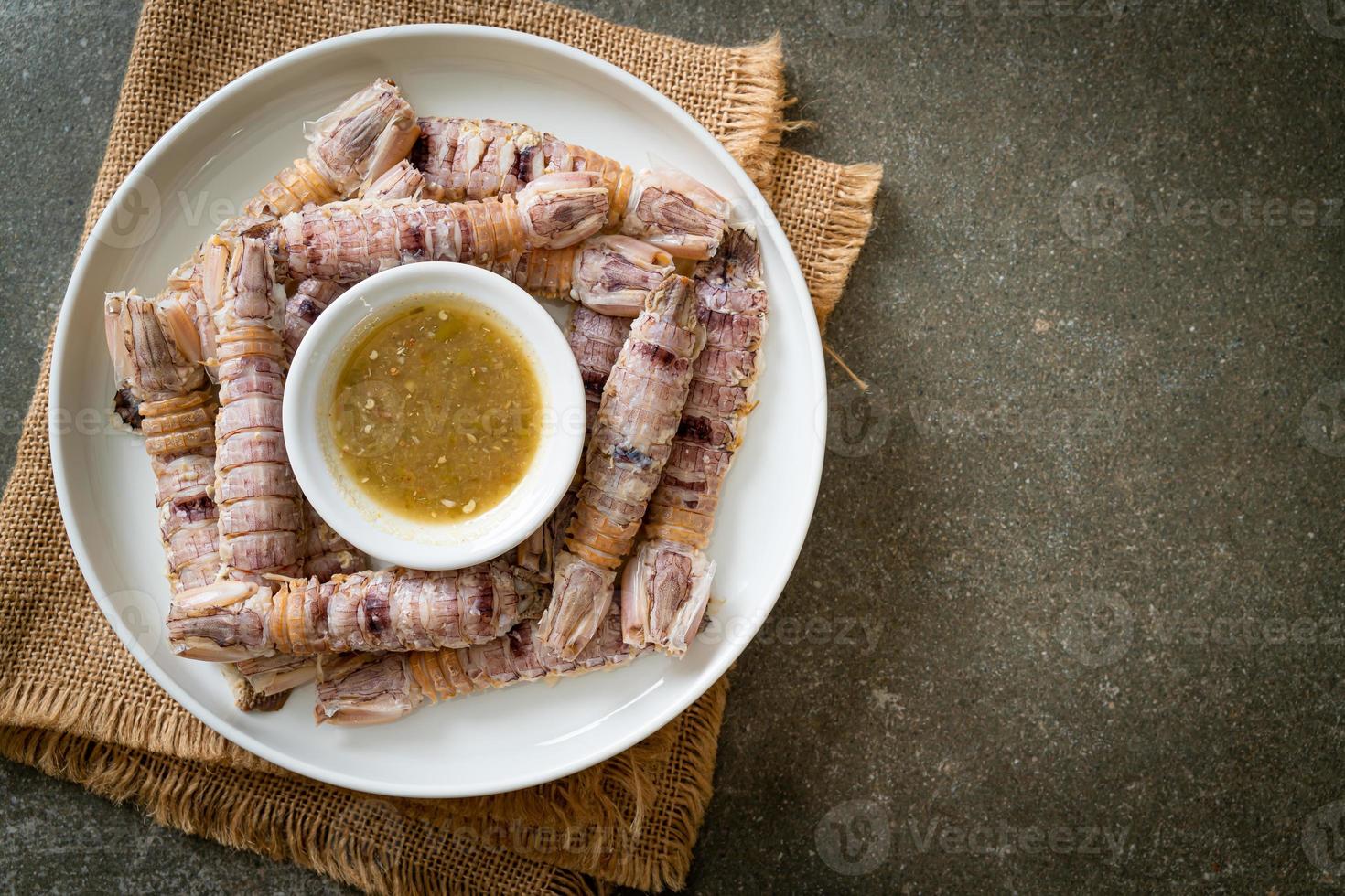 écrevisses cuites à la vapeur ou crevettes mantis ou stomatopodes avec sauce épicée aux fruits de mer photo