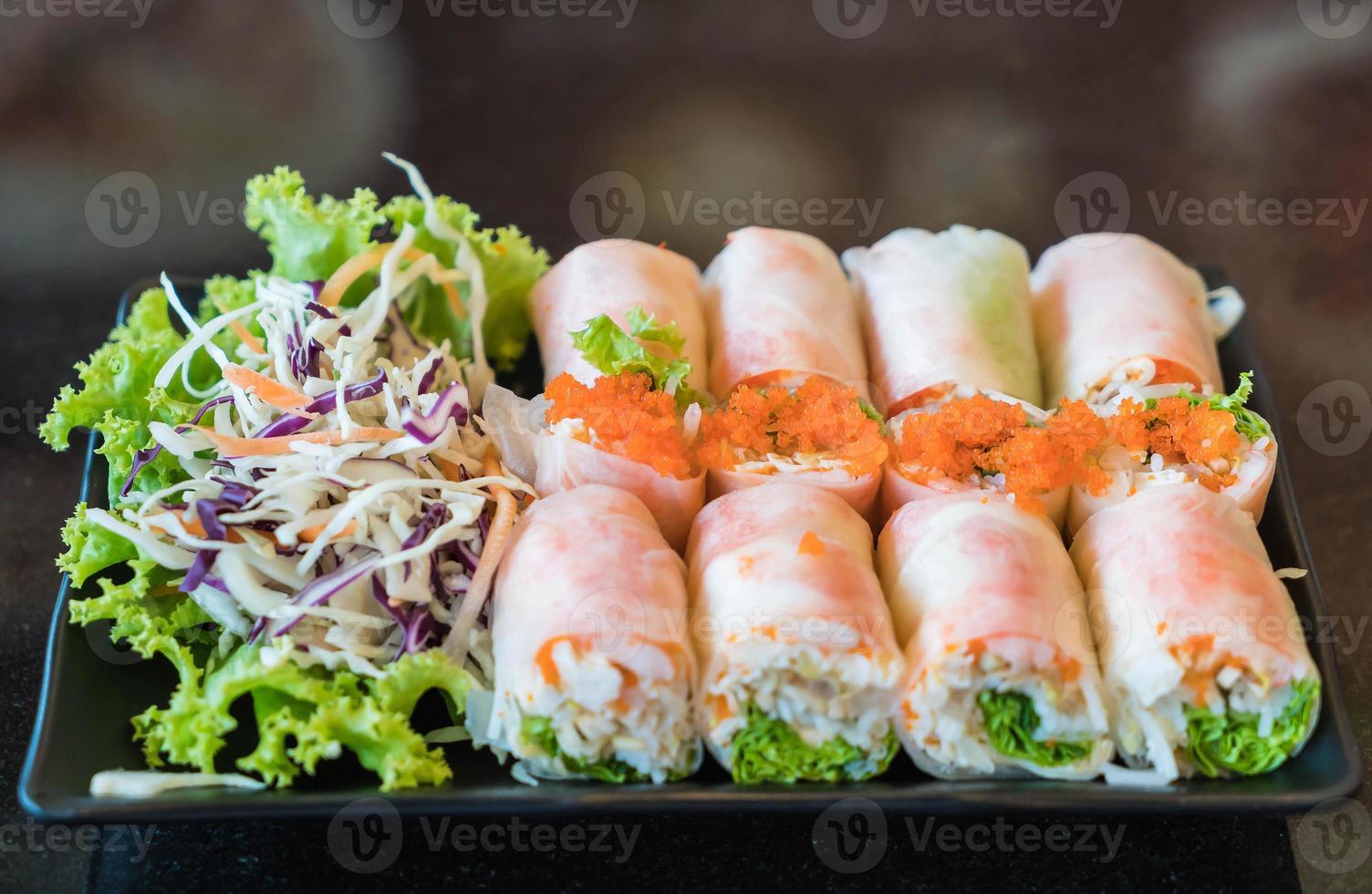 rouleau de salade de légumes avec salade photo