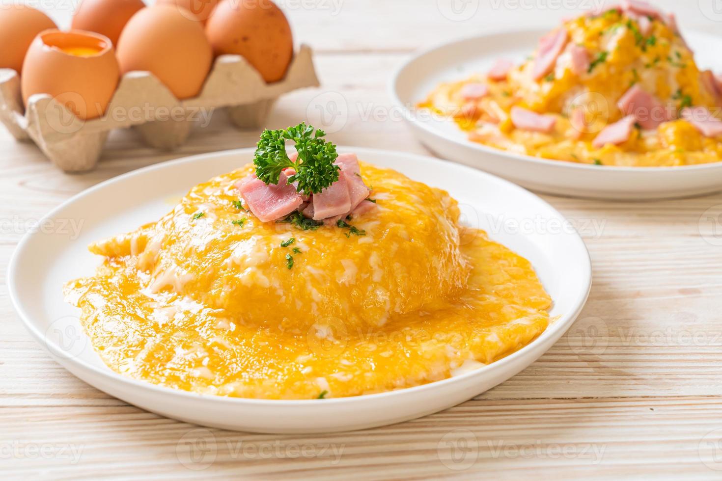 omelette crémeuse au jambon sur riz photo