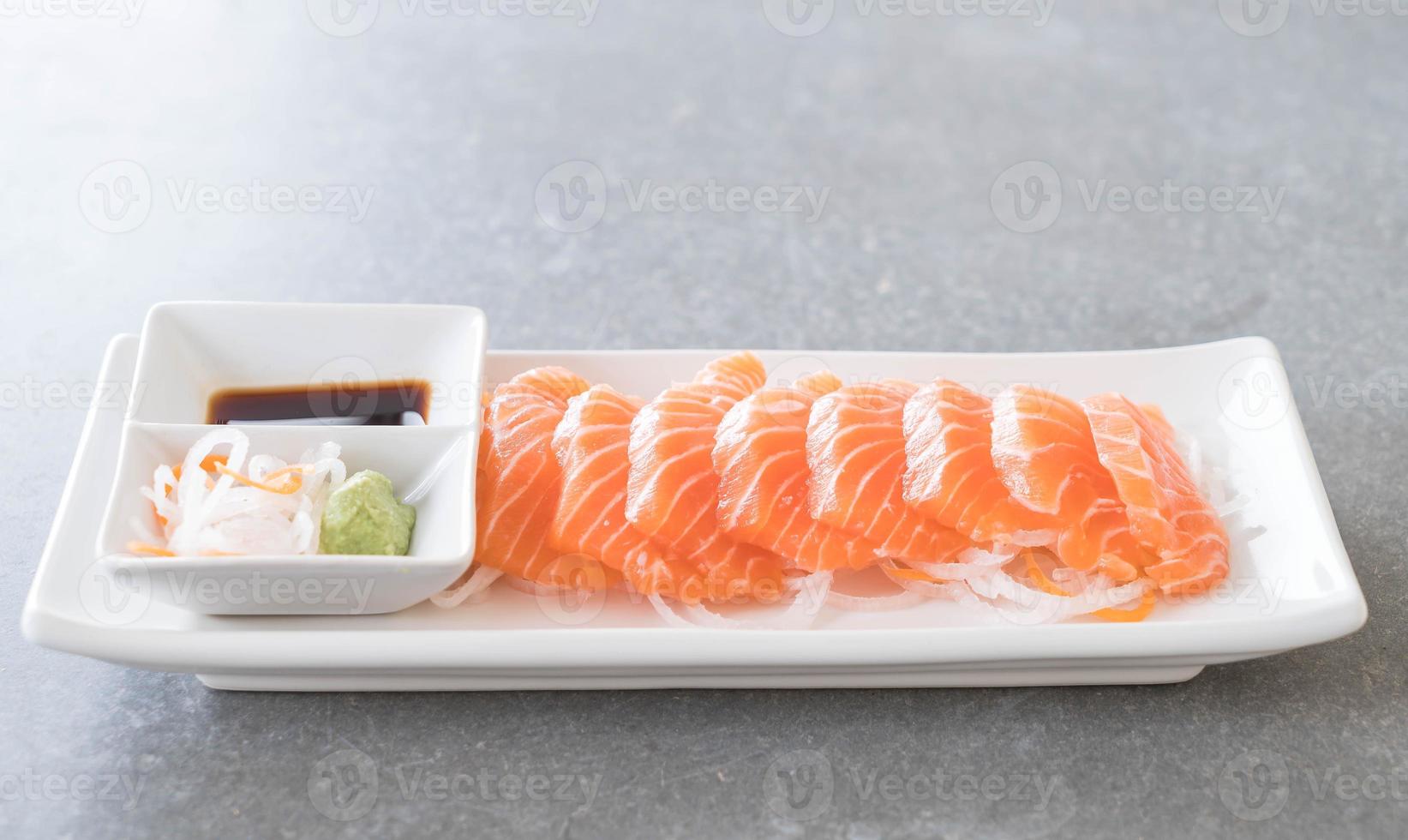 sashimi de saumon cru photo