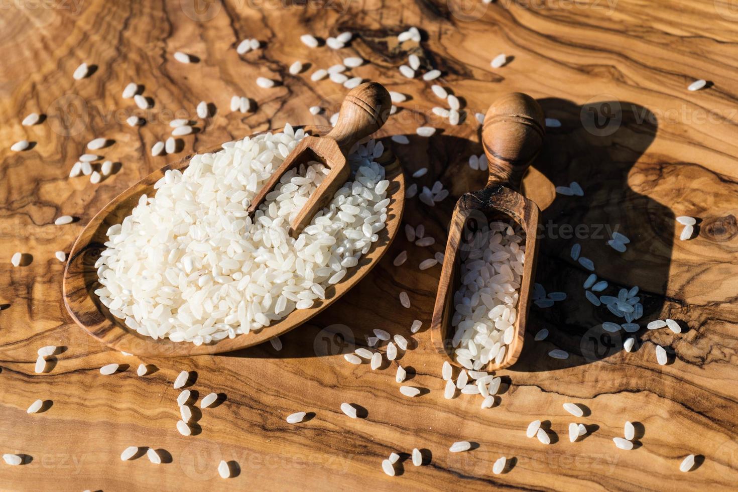 riz à sushi sur bois d'olivier photo