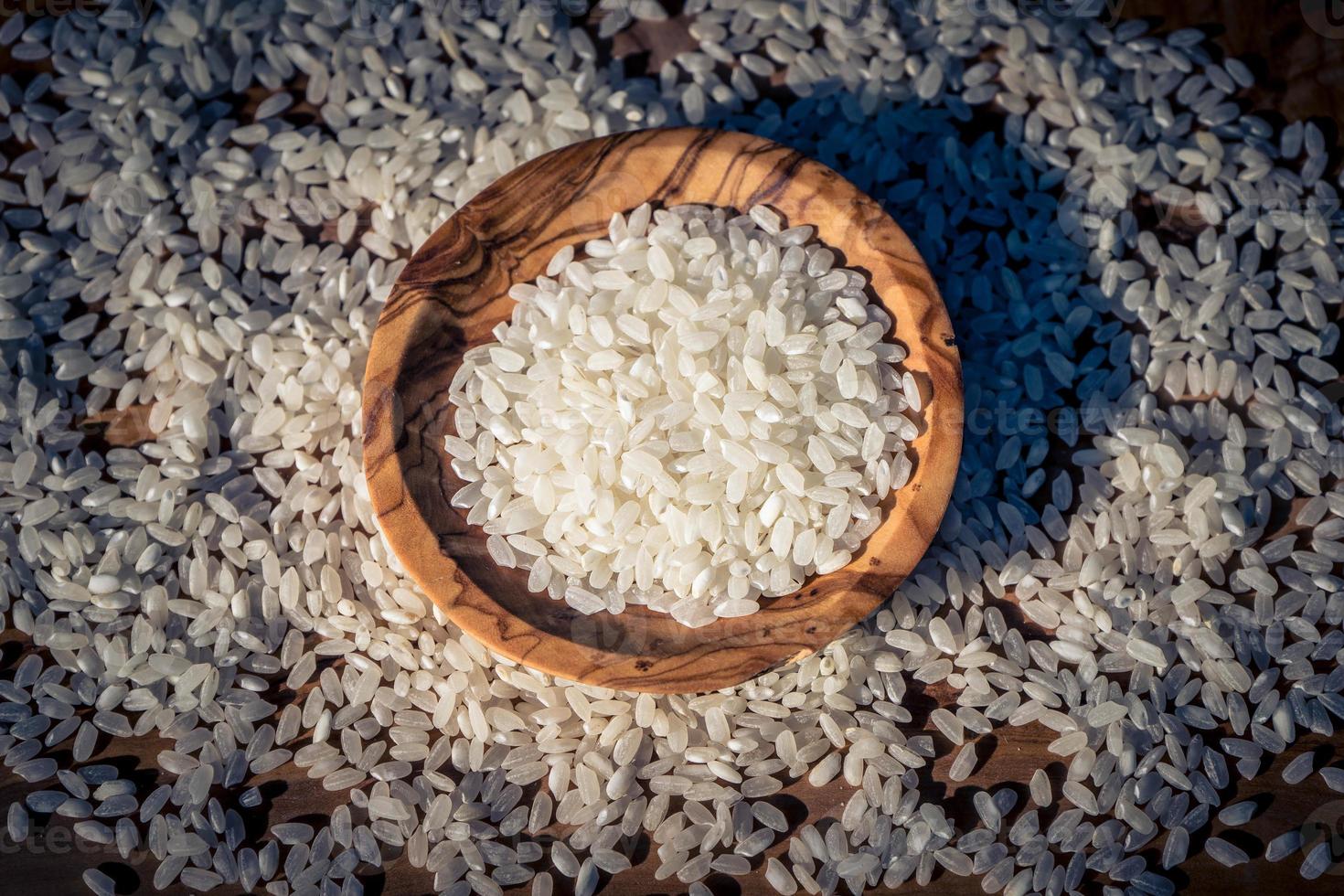 riz à sushi sur bois d'olivier photo