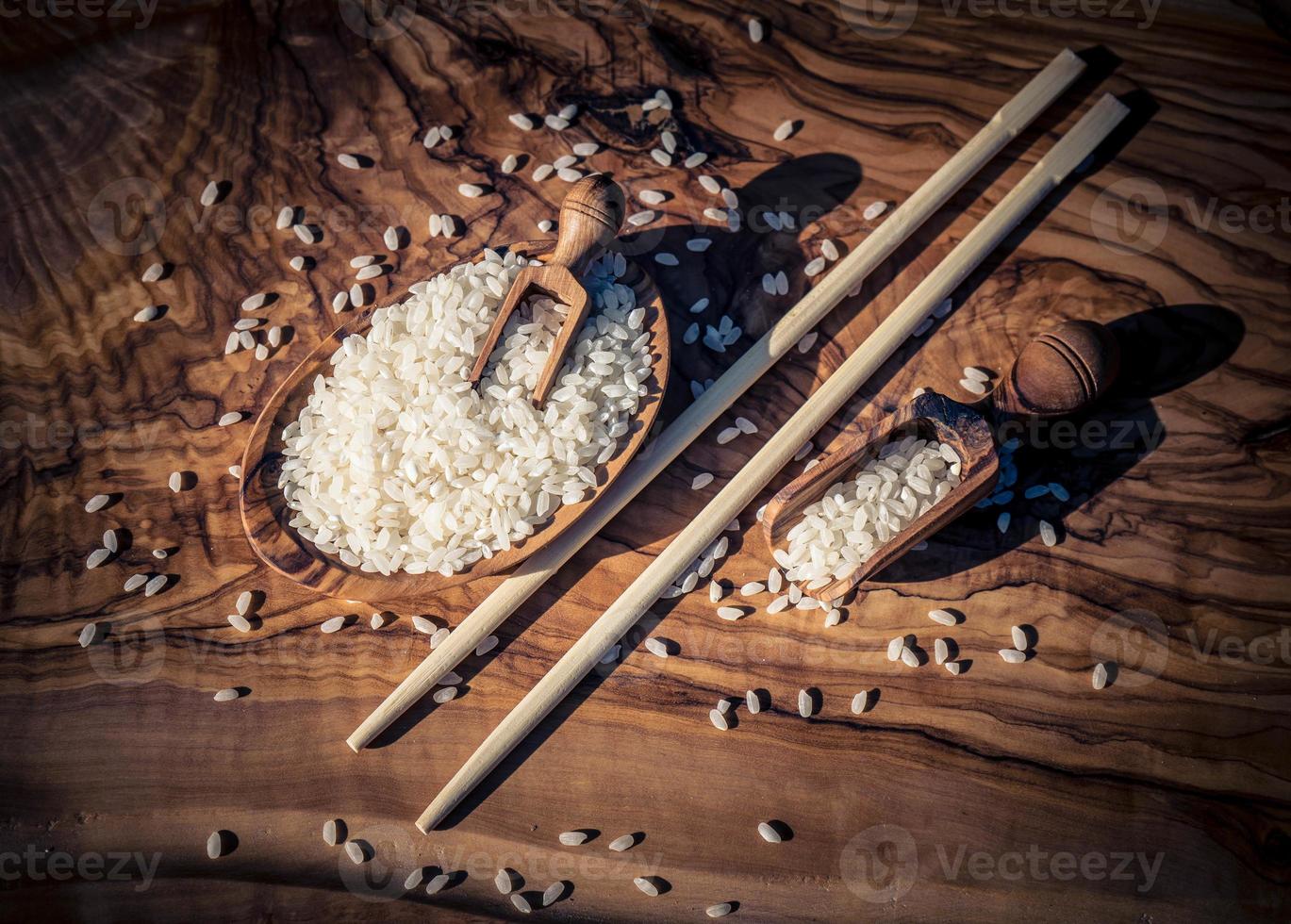 riz à sushi sur bois d'olivier photo