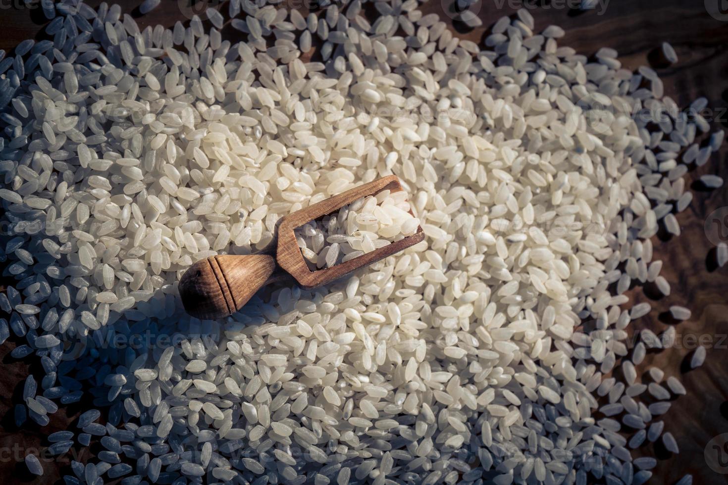 riz à sushi sur bois d'olivier photo