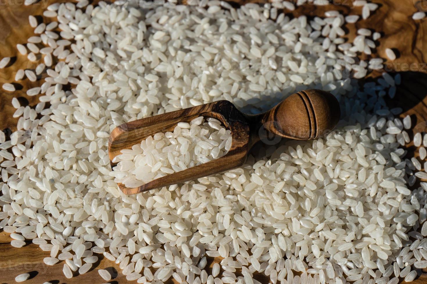 riz à sushi sur bois d'olivier photo