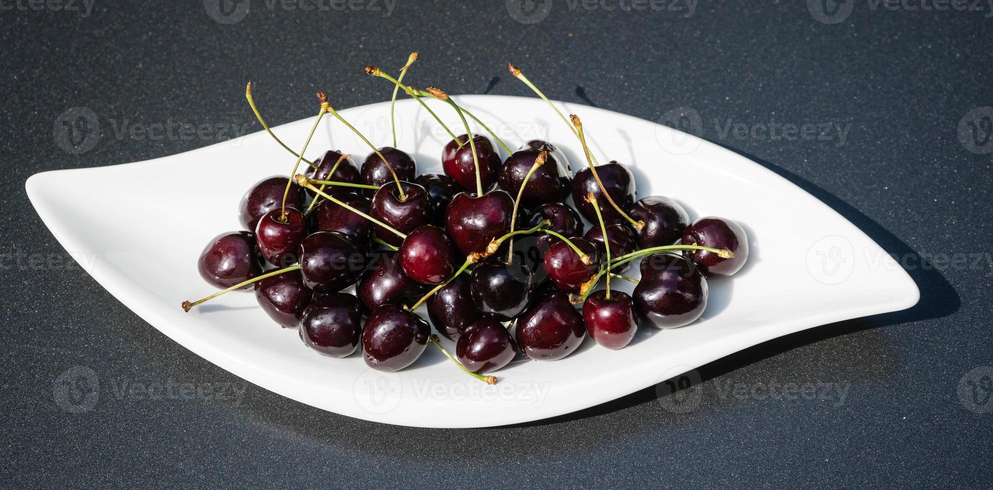 une pile de cerises douces noires photo