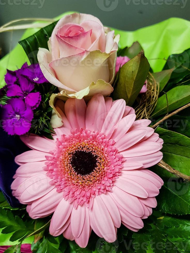 bouquet de mariée avec différentes fleurs photo