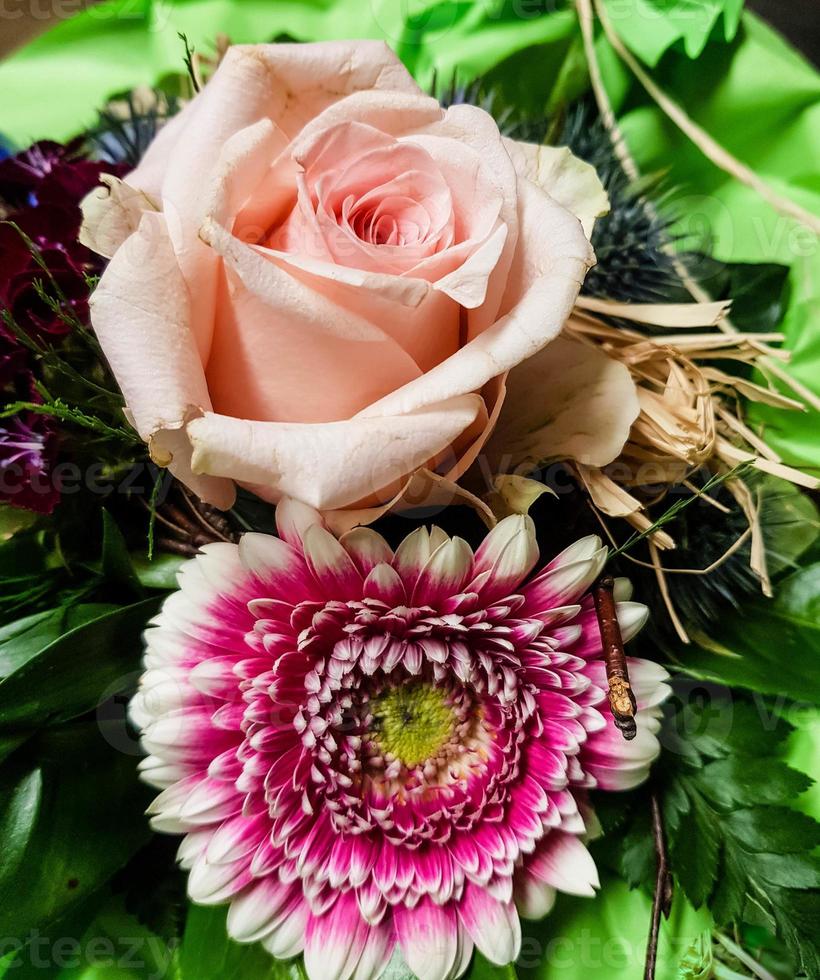 bouquet de mariée avec différentes fleurs photo