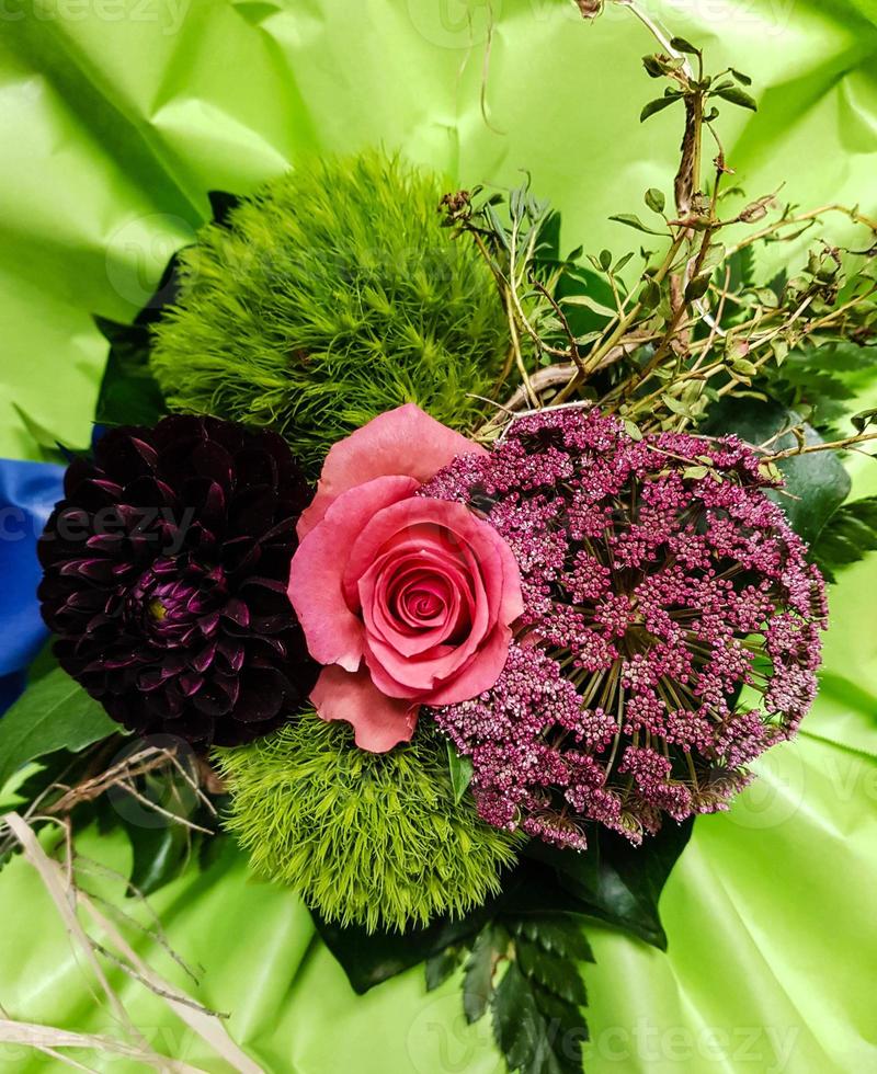 bouquet de mariée avec différentes fleurs photo