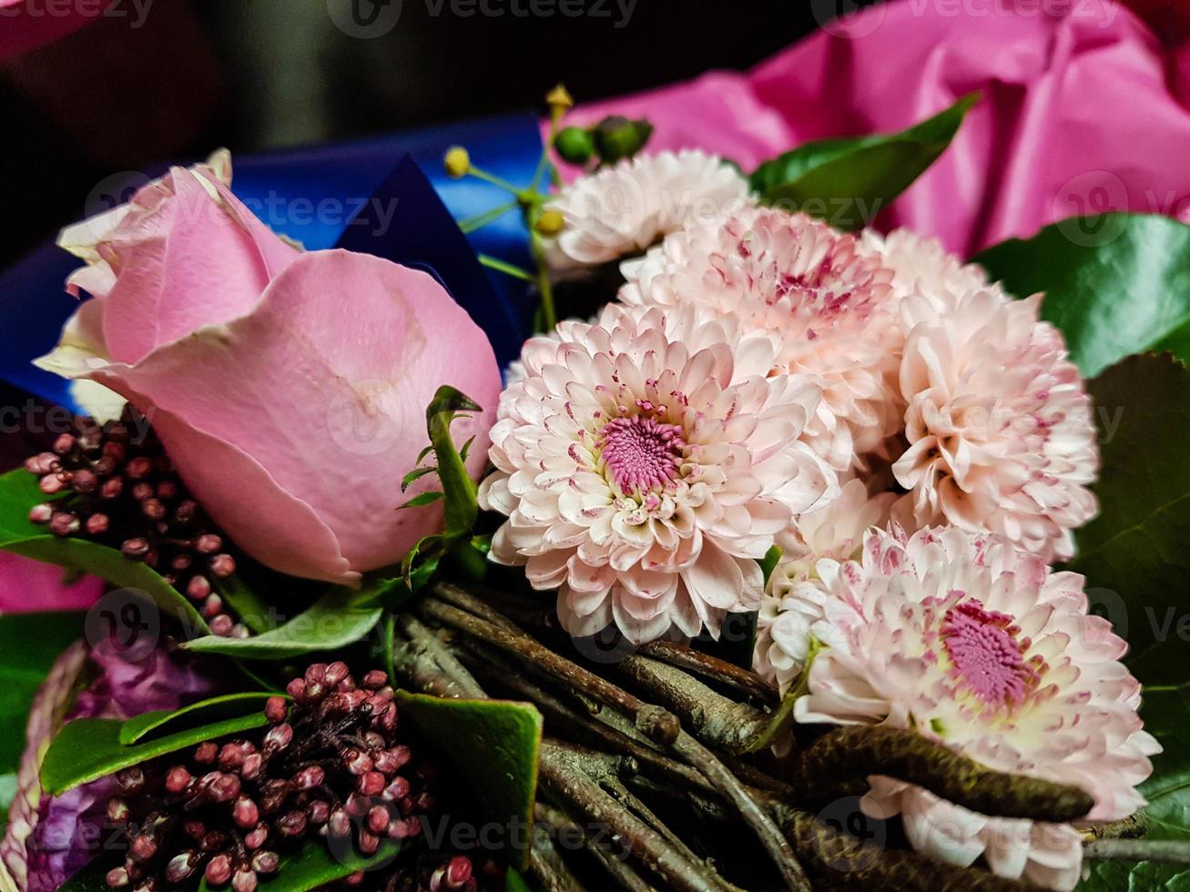 bouquet de mariée avec différentes fleurs photo