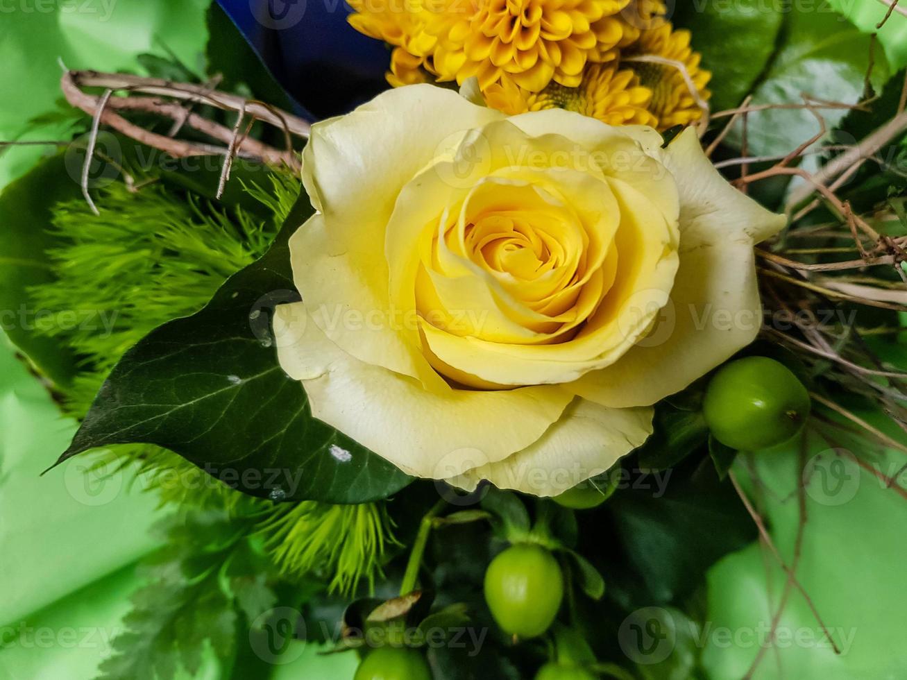 bouquet de mariée avec différentes fleurs photo