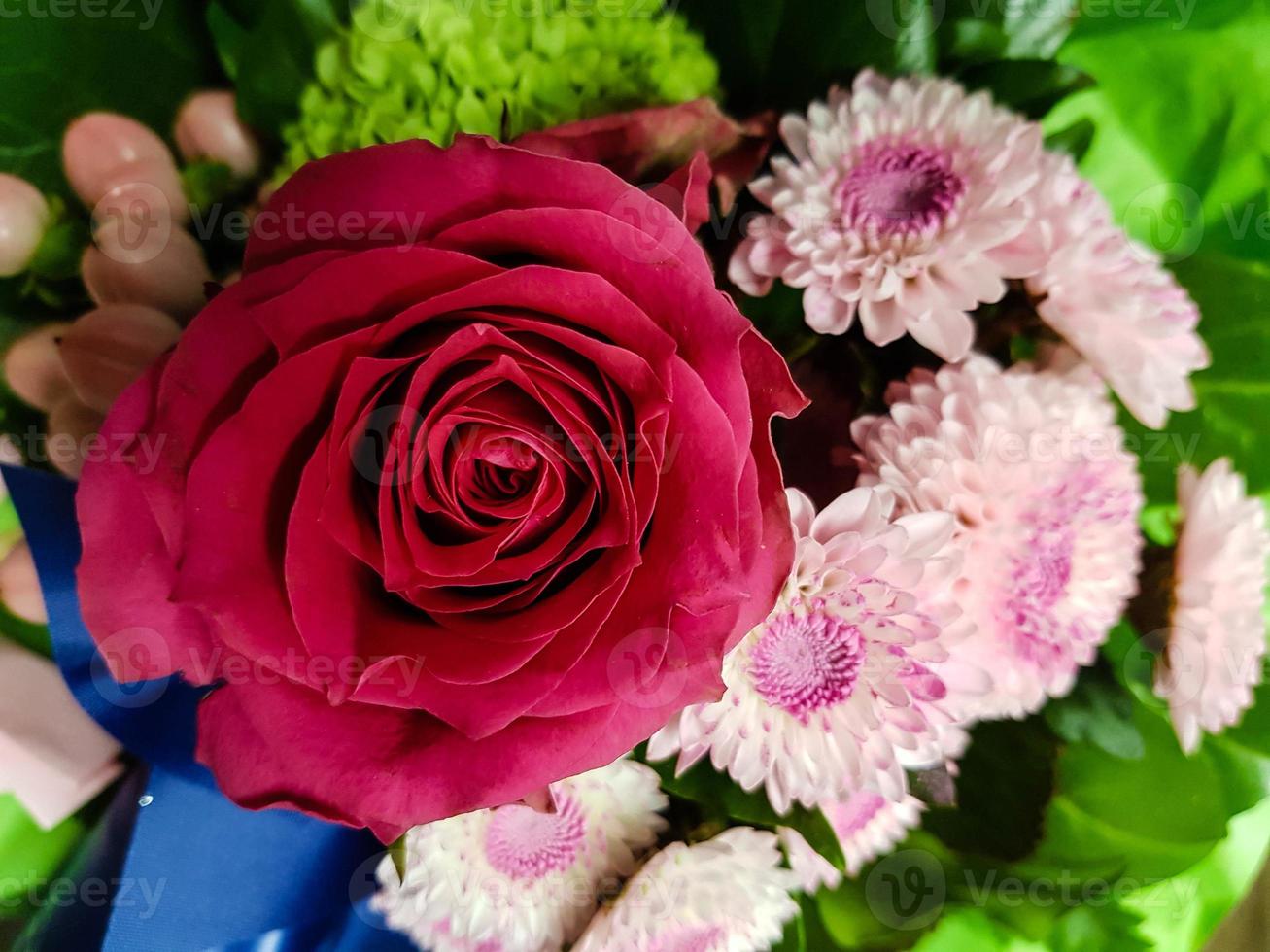 bouquet de mariée avec différentes fleurs photo