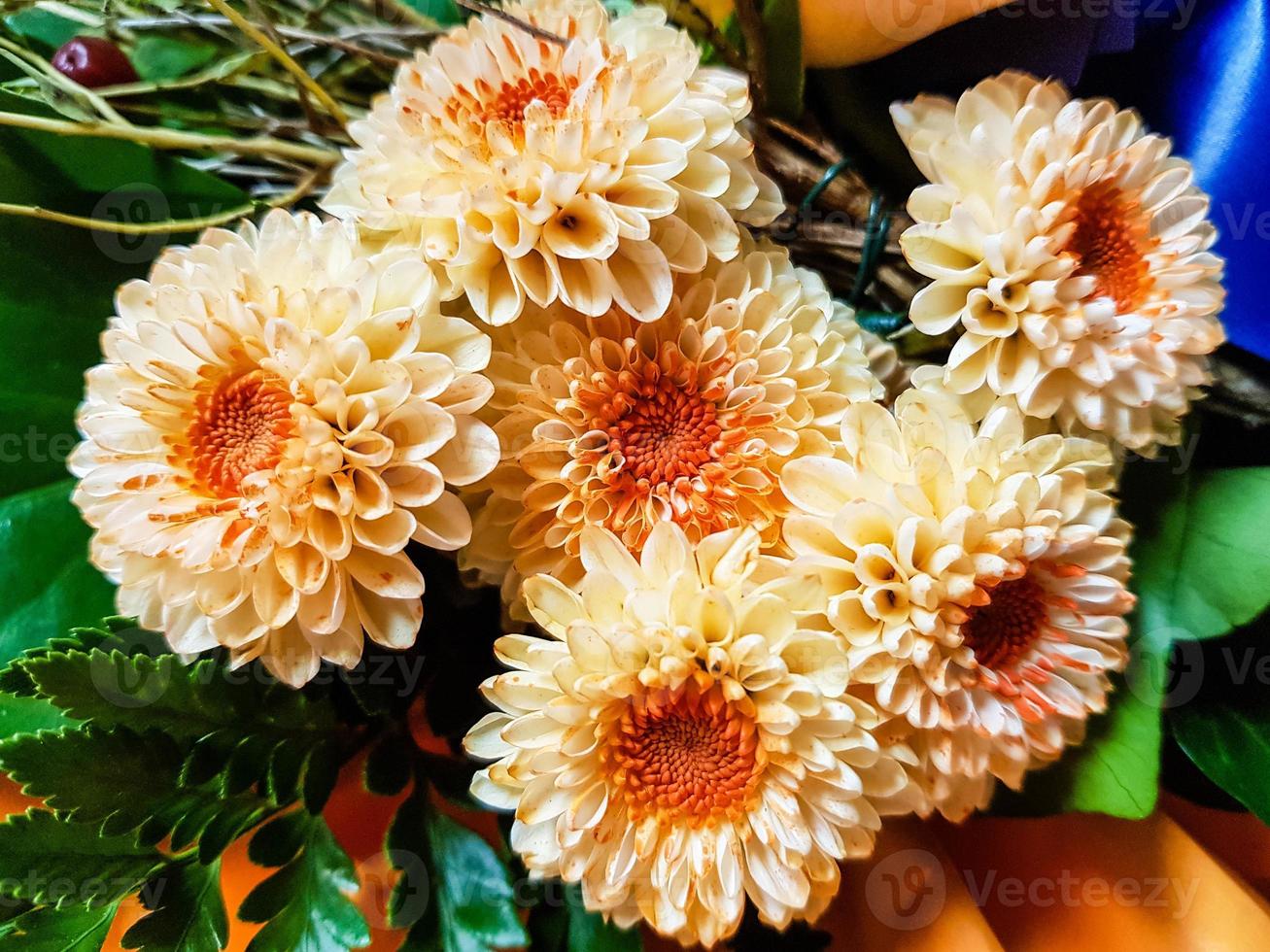 bouquet de mariée avec différentes fleurs photo