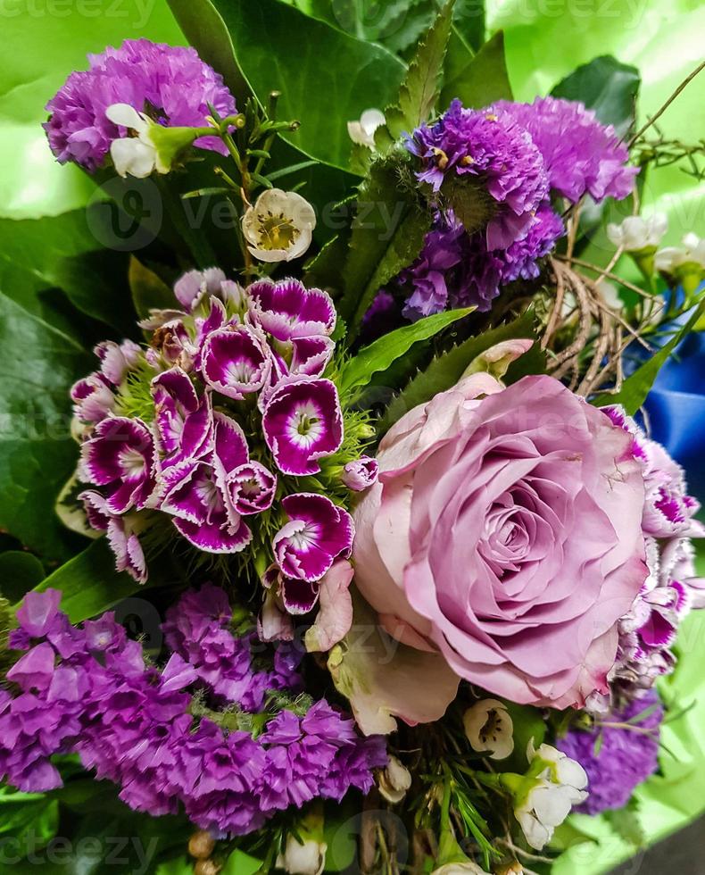 bouquet de mariée avec différentes fleurs photo