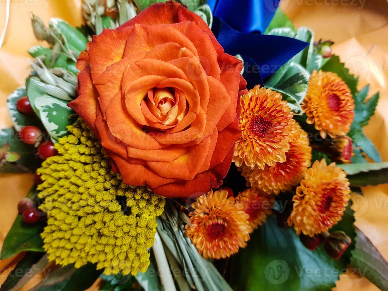 bouquet de mariée avec différentes fleurs photo