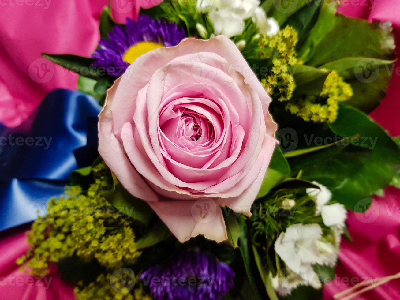 bouquet de mariée avec différentes fleurs photo