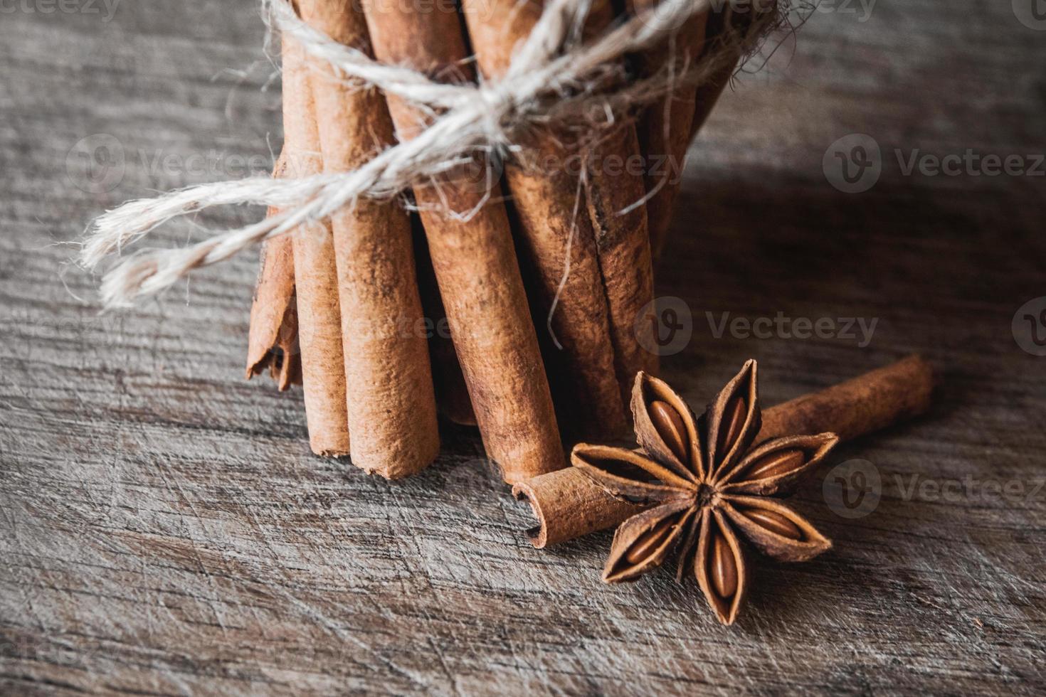 bâtons de cannelle et anison sur la surface en bois photo