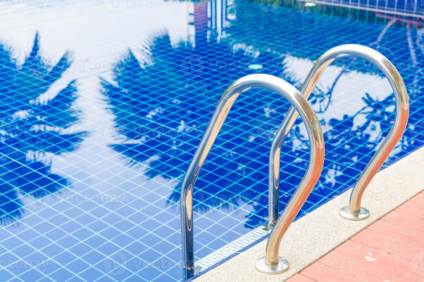 piscine d'escalier dans le magnifique complexe hôtelier de luxe avec piscine photo